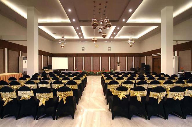 Helios Hotel & Convention Watampone Bagian luar foto