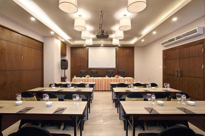Helios Hotel & Convention Watampone Bagian luar foto
